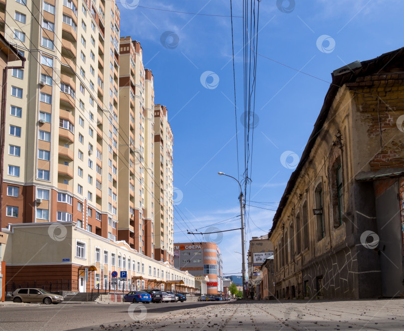 Скачать Контраст в архитектуре: соседство старого здания и нового ЖК "Сердце города" на улице Куколкина фотосток Ozero