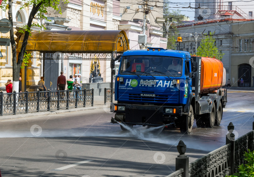 Скачать Уборка городских улиц с помощью стиральной машины фотосток Ozero