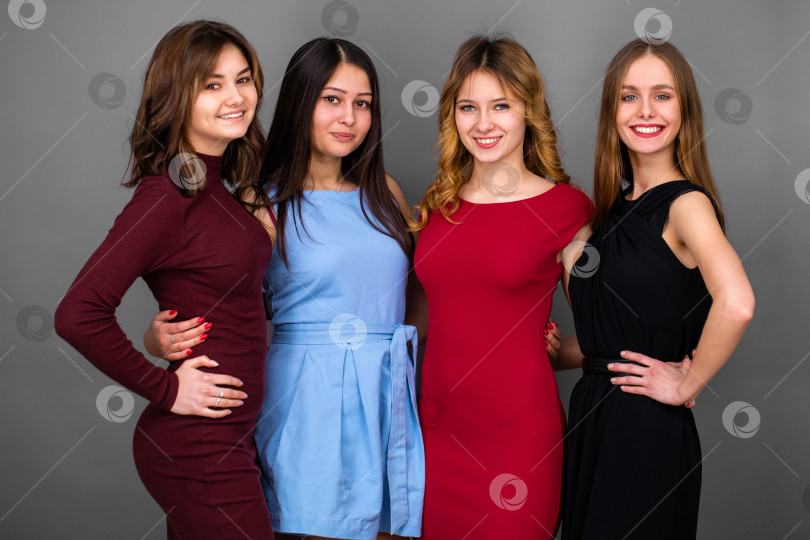 Скачать Этнические четыре женщины сталкиваются лицом к лицу фотосток Ozero
