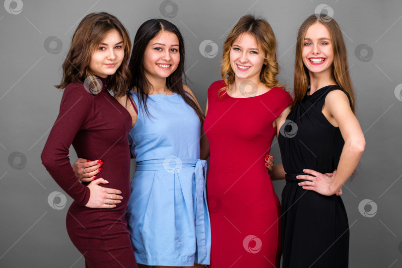 Скачать Этнические четыре женщины сталкиваются лицом к лицу фотосток Ozero
