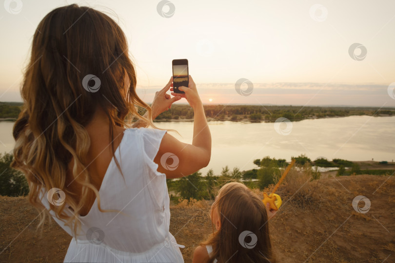 Скачать Мать и дочь на берегу реки фотосток Ozero