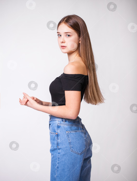 Скачать Красивая девушка в синих джинсах фотосток Ozero
