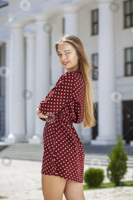 Скачать Портрет молодой красивой блондинки в бордовом платье фотосток Ozero