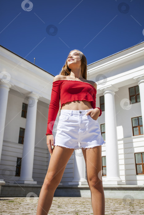 Скачать Портрет молодой красивой блондинки фотосток Ozero