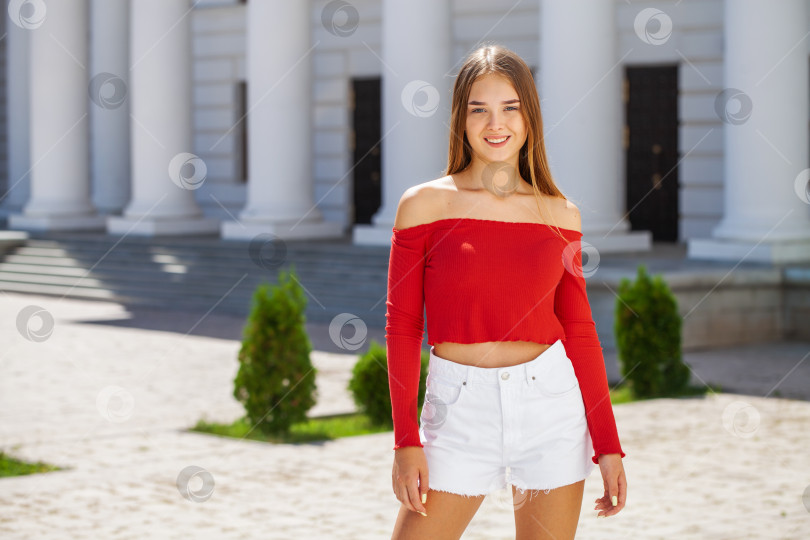 Скачать Портрет молодой красивой девушки фотосток Ozero