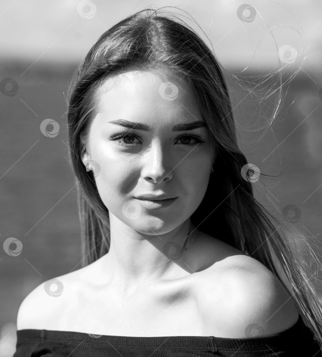 Скачать Портрет молодой красивой девушки крупным планом в летнем парке фотосток Ozero