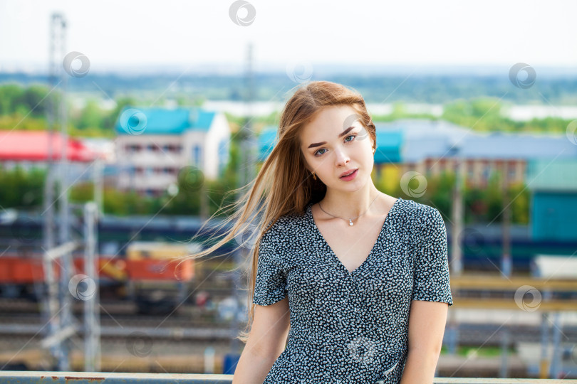 Скачать Портрет молодой красивой светловолосой девушки фотосток Ozero