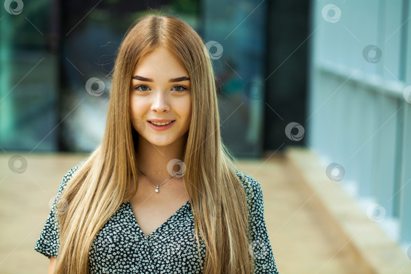 Скачать Портрет молодой красивой женщины крупным планом фотосток Ozero