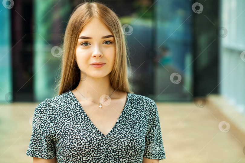 Скачать Портрет молодой красивой женщины крупным планом фотосток Ozero