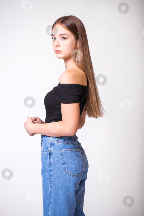 Скачать Красивая девушка в синих джинсах фотосток Ozero