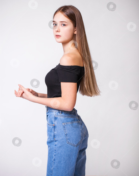 Скачать Красивая девушка в синих джинсах фотосток Ozero