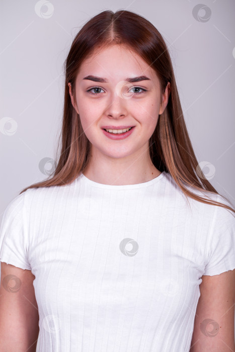 Скачать Портрет молодой красивой женщины крупным планом фотосток Ozero