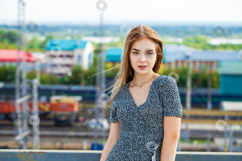 Скачать Портрет молодой красивой светловолосой девушки фотосток Ozero