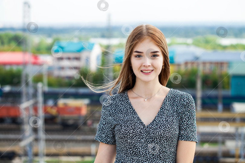 Скачать Портрет молодой красивой женщины крупным планом фотосток Ozero