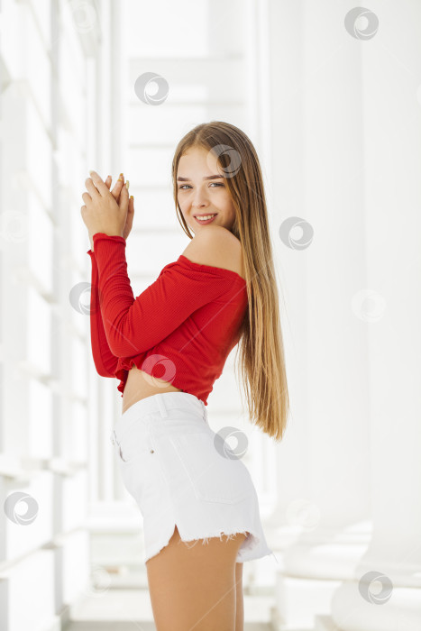 Скачать Портрет молодой красивой блондинки фотосток Ozero