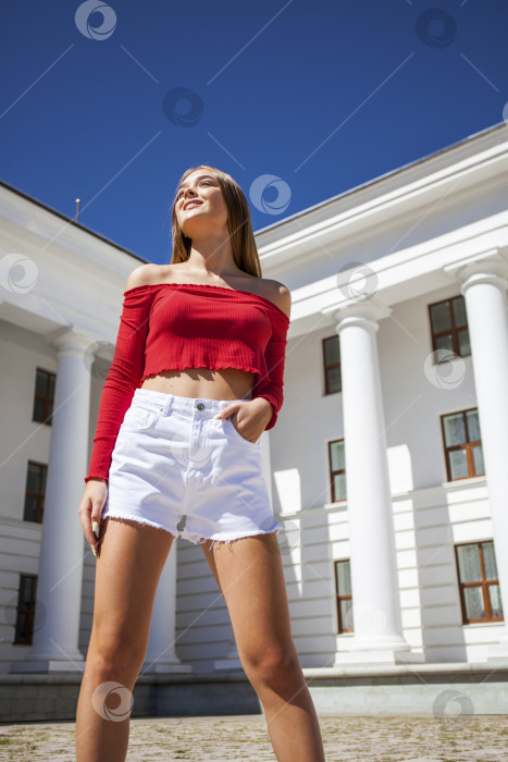 Скачать Портрет молодой красивой блондинки фотосток Ozero