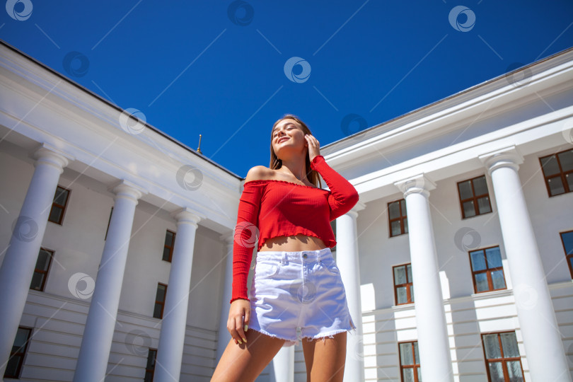 Скачать Портрет молодой красивой девушки фотосток Ozero