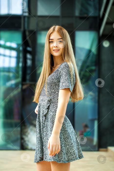 Скачать Портрет молодой красивой женщины крупным планом фотосток Ozero