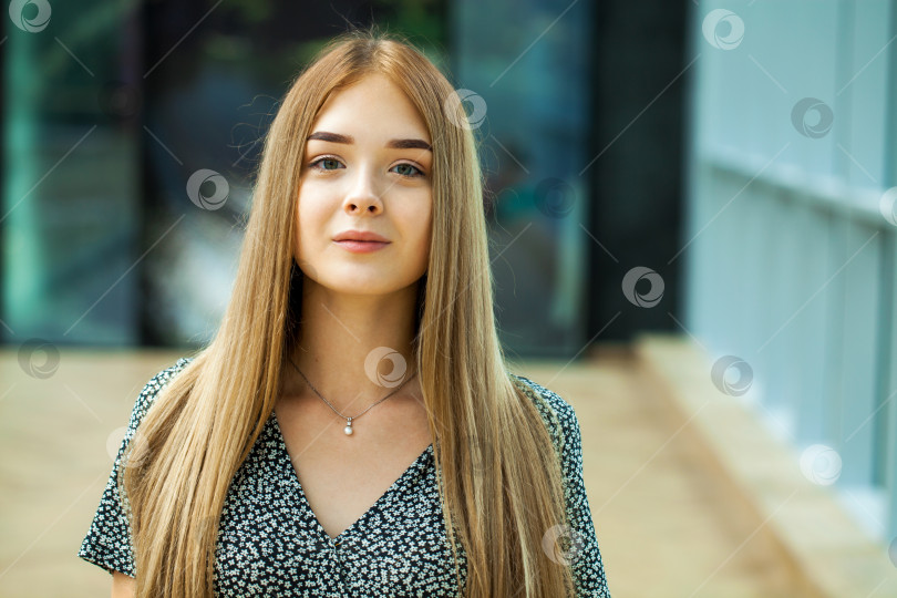 Скачать Портрет молодой красивой женщины крупным планом фотосток Ozero