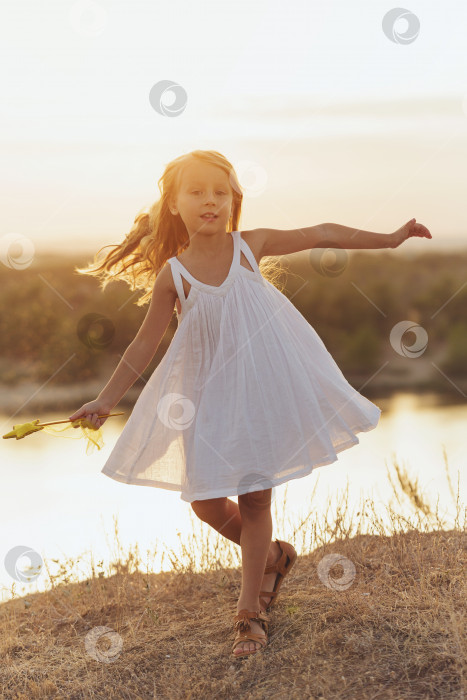 Скачать Милая маленькая девочка с игрушкой фотосток Ozero