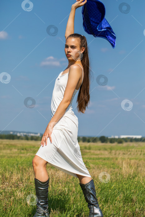 Скачать Портрет молодой красивой брюнетки в полный рост фотосток Ozero