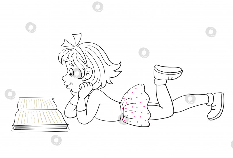 Скачать Забавная маленькая девочка лежит и читает книгу. Черно-белая картинка для книжки-раскраски фотосток Ozero
