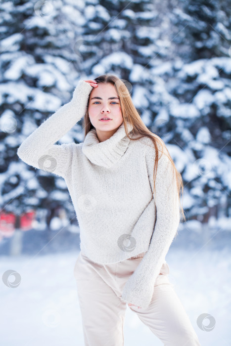 Скачать Модный портрет молодой красивой женщины фотосток Ozero