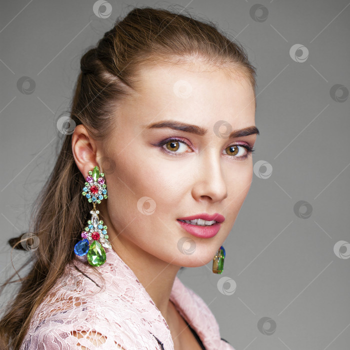 Скачать Портрет молодой красивой женщины крупным планом фотосток Ozero