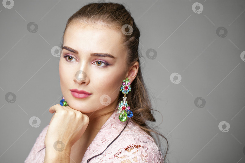 Скачать Портрет молодой красивой женщины крупным планом фотосток Ozero