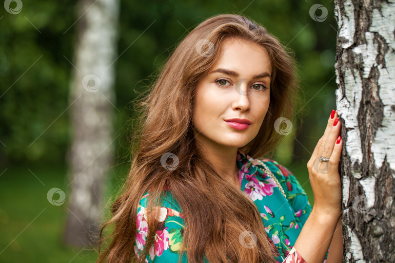 Скачать Портрет молодой красивой женщины в летнем парке фотосток Ozero