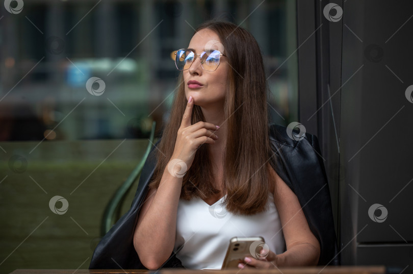 Скачать Портрет молодой красивой брюнетки фотосток Ozero