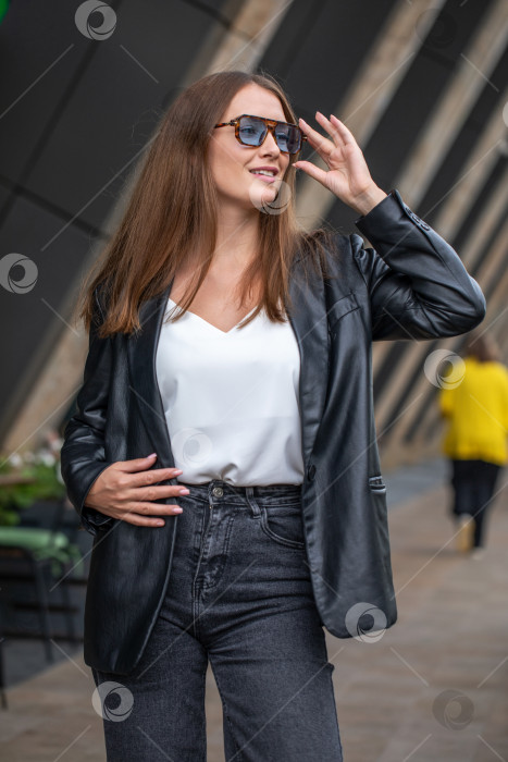 Скачать Портрет молодой красивой брюнетки фотосток Ozero