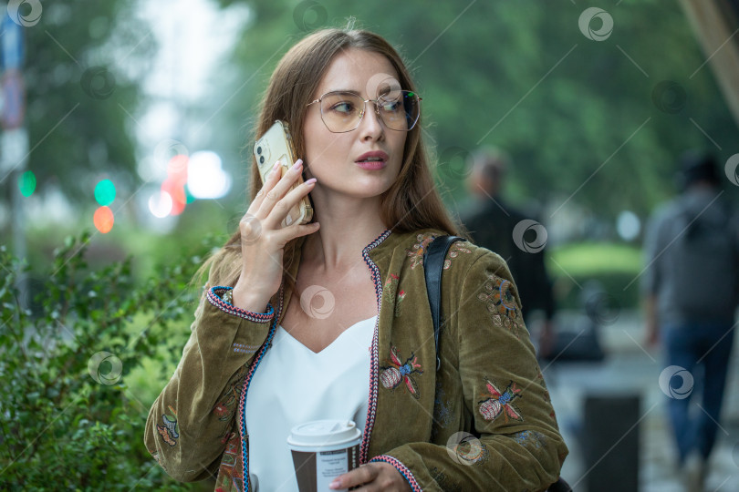 Скачать Модный портрет молодой красивой шатенки фотосток Ozero