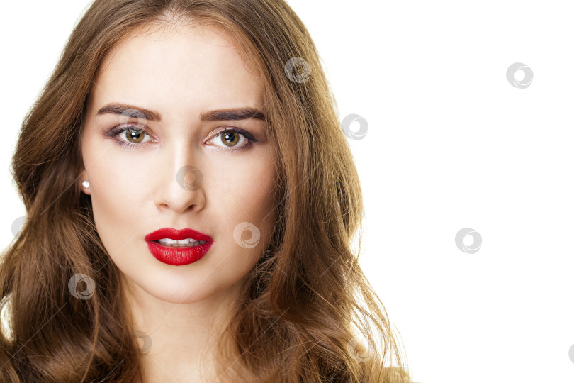 Скачать Портрет молодой красивой брюнетки крупным планом фотосток Ozero