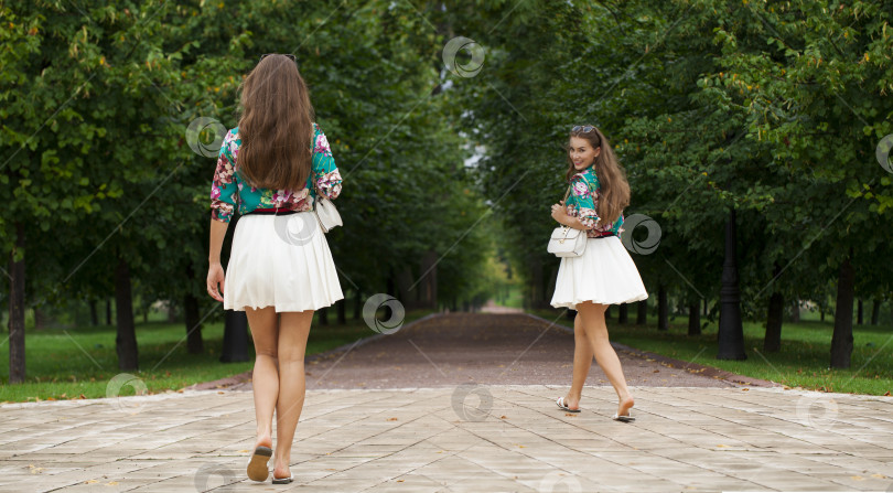 Скачать Молодая брюнетка фотосток Ozero