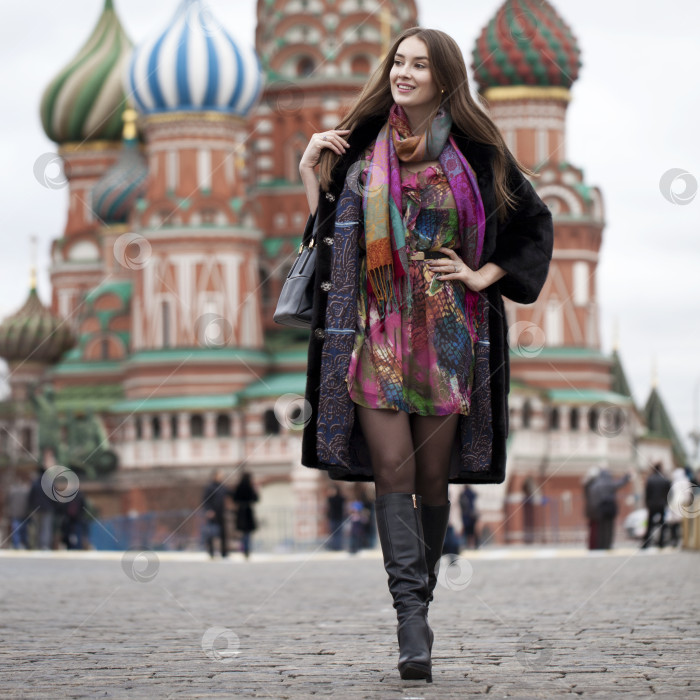 Скачать Молодая женщина в норковой шубе на Красной площади в Москве фотосток Ozero