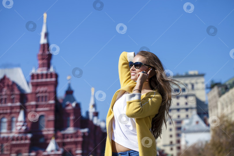Скачать Счастливая красивая девушка звонит по телефону фотосток Ozero