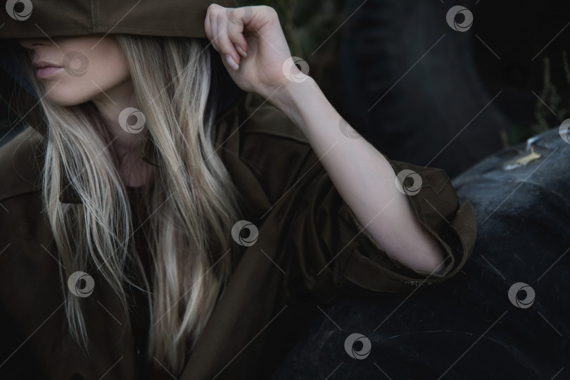 Скачать портрет женщины в коричневом плаще с закрытыми глазами фотосток Ozero