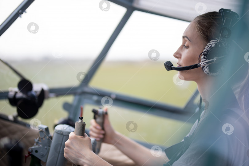 Скачать женщина-пилот, управляющая самолетом фотосток Ozero