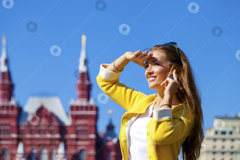 Скачать Счастливая красивая девушка звонит по телефону фотосток Ozero