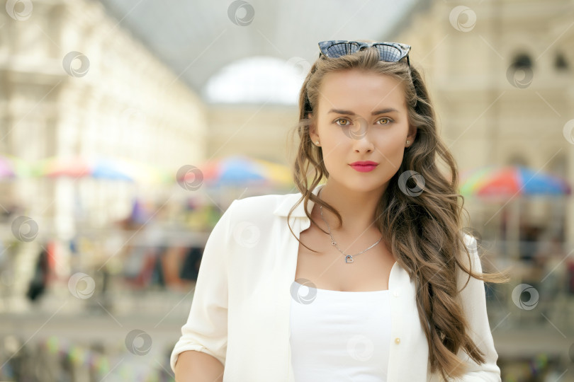 Скачать Красивая молодая женщина фотосток Ozero