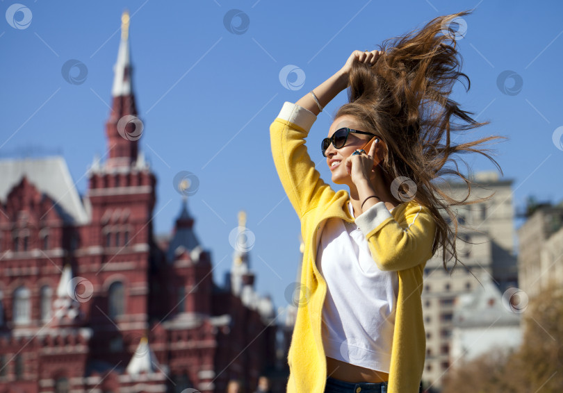Скачать Счастливая красивая женщина звонит по телефону фотосток Ozero