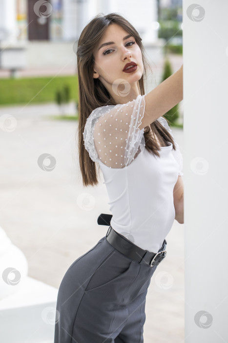 Скачать Портрет молодой красивой девушки фотосток Ozero