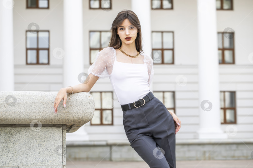Скачать Портрет молодой красивой девушки фотосток Ozero