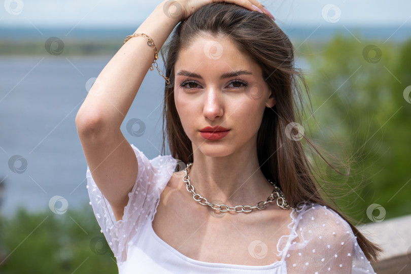 Скачать Портрет молодой красивой девушки фотосток Ozero