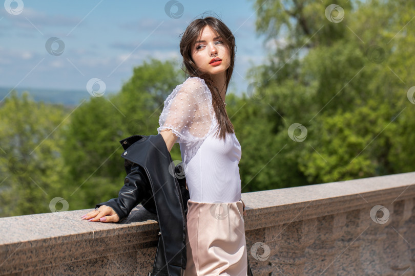 Скачать Портрет молодой красивой девушки фотосток Ozero