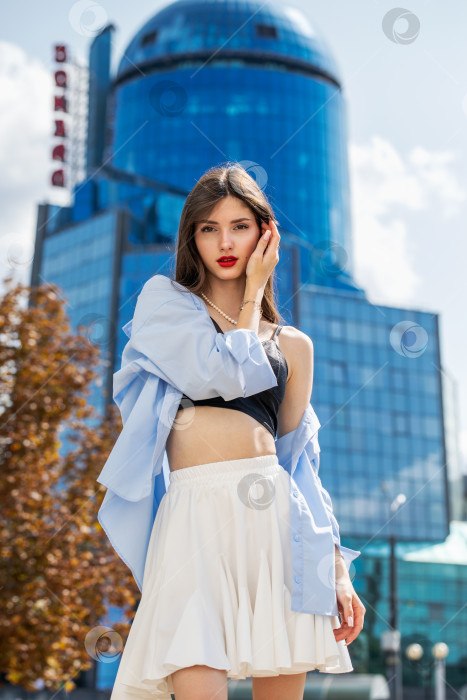 Скачать Портрет молодой красивой девушки фотосток Ozero
