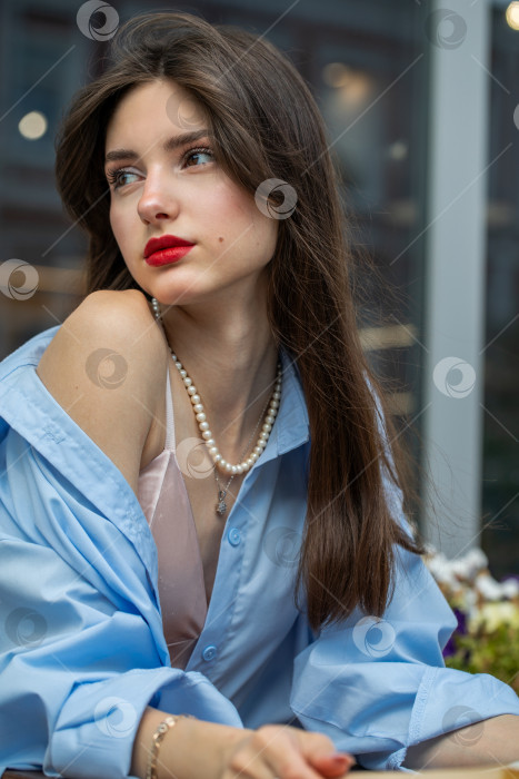 Скачать Портрет молодой красивой девушки фотосток Ozero