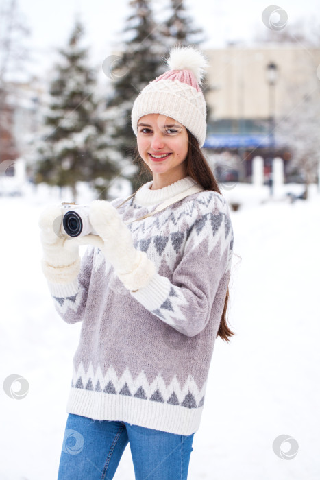 Скачать Молодая красивая девушка в шерстяном свитере позирует зимой на открытом воздухе фотосток Ozero
