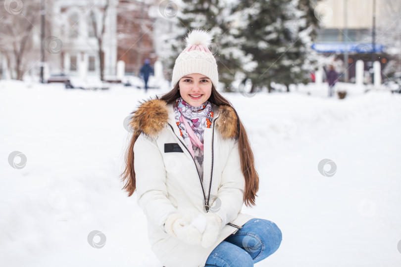 Скачать портрет молодой красивой женщины в зимнем парке фотосток Ozero